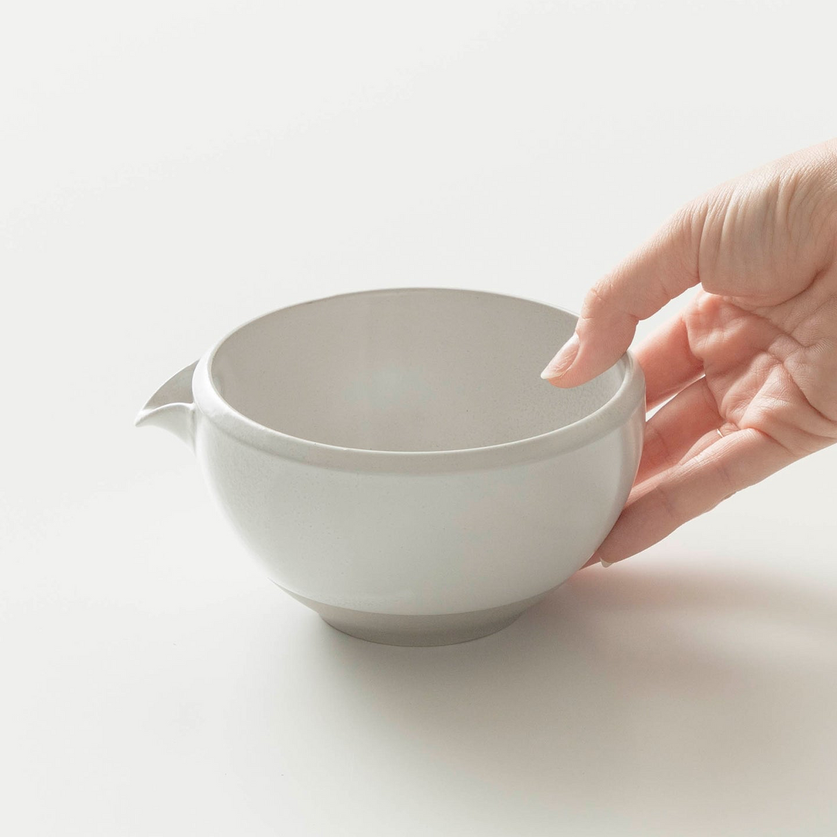ORIGAMI「Kai - 片口」絹ホワイト - 美濃焼 磁器製片口抹茶碗