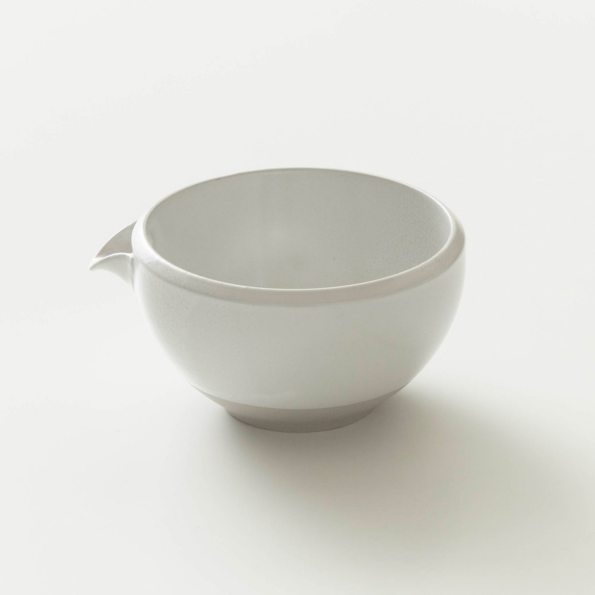 ORIGAMI「Kai - 片口」絹ホワイト - 美濃焼 磁器製片口抹茶碗