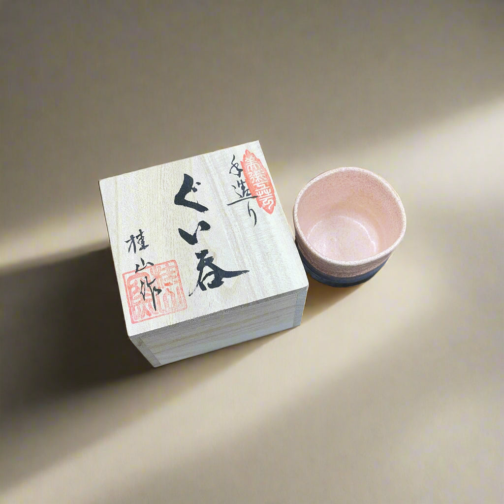 桂山窯:手造り志野藍掛けぐい呑 木箱入り 桂山作:手造り志野藍掛けぐい呑