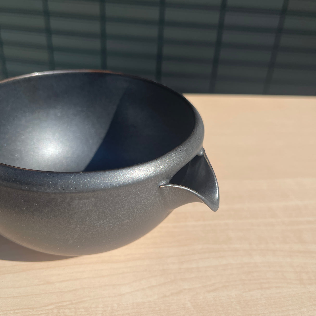 Origami Tea - Pour Sumi - Minoyaki Porcelain Matcha Bowl with Pouring Lip 抹茶碗ポア 炭ブラック side yumenet.live