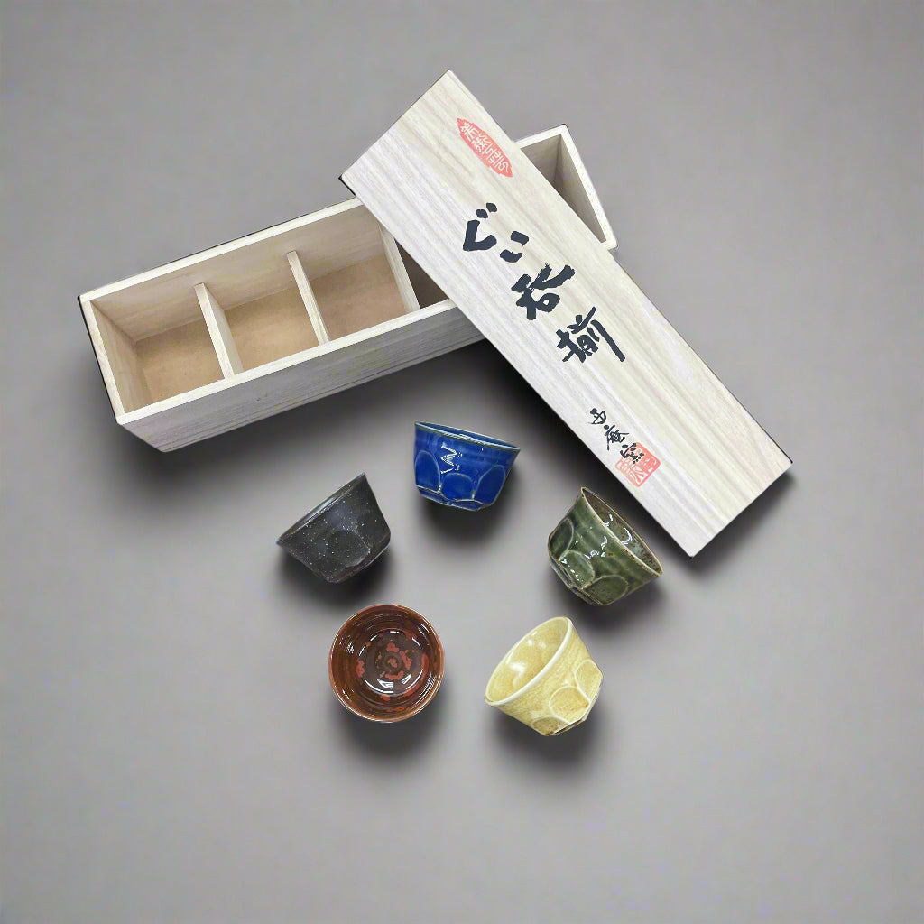 青安窯:彫絵美濃焼 ぐい呑み 5個セット 木箱付き 削ぎ五様 ぐい呑揃え