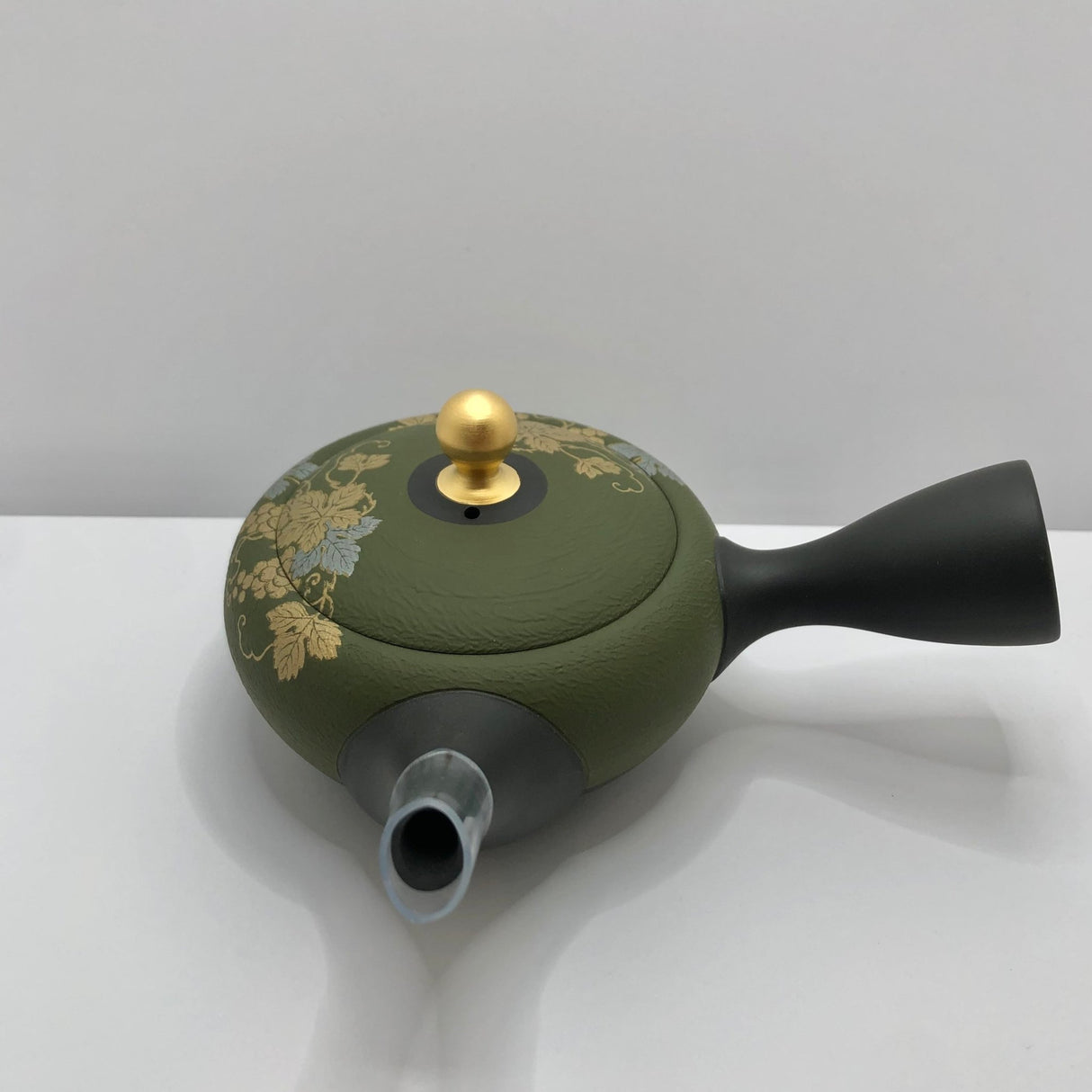 Isobe Ceramics se107: Tokoname Kyusu Golden Grapes Motif by Shouhou 250 ml 金葡萄 - yumenet.live