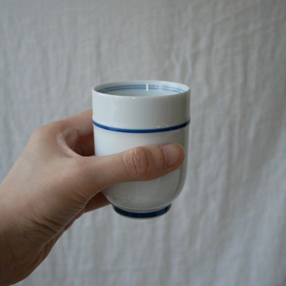 Saikai Ceramics: Blue Trim, White Porcelain Yunomi Tea Cup with Blue Accents 150 ml - yumenet.live