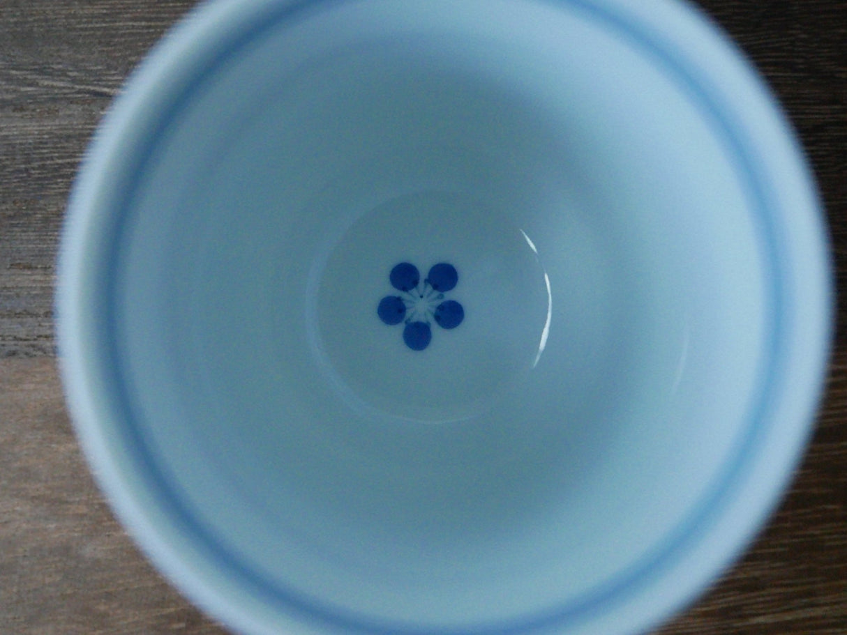 Saikai Ceramics: Red Trim, White Porcelain Yunomi Tea Cup with Blue Accents 150 ml - yumenet.live