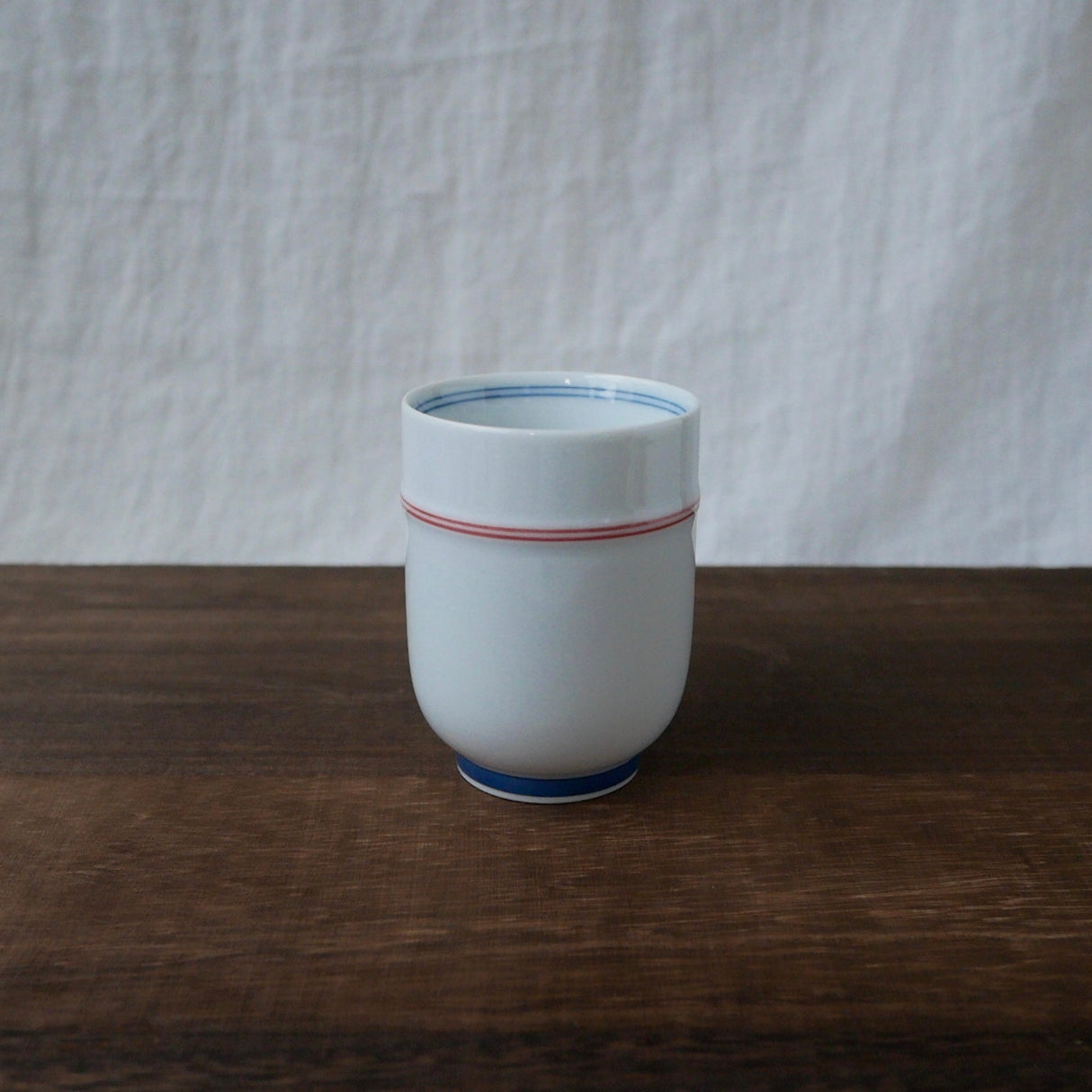 Saikai Ceramics: Red Trim, White Porcelain Yunomi Tea Cup with Blue Accents 150 ml - yumenet.live