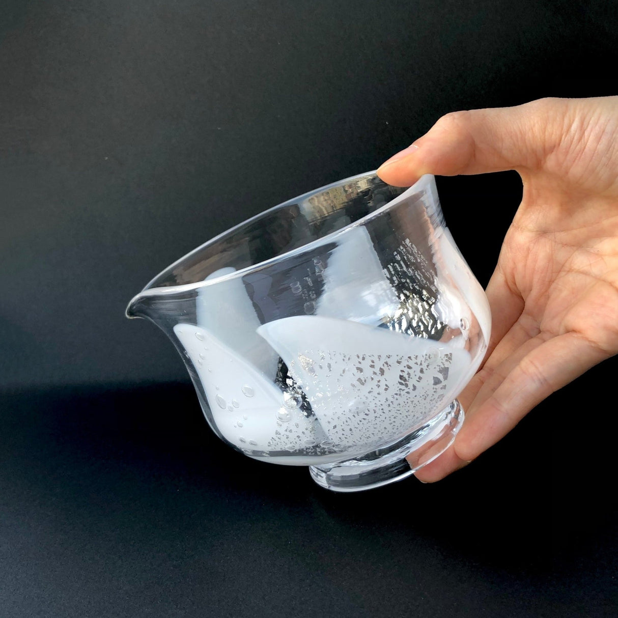 Suikaen: Katakuchi Chawan Glass Matcha Bowl with Spout (Tomoe, 巴) - yumenet.live