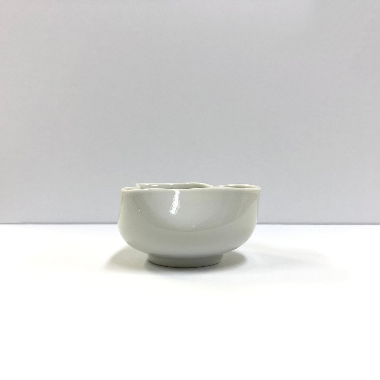 Yamatane: Tea Professional's White Porcelain Cooling Bowl, Yuzamashi - yumenet.live