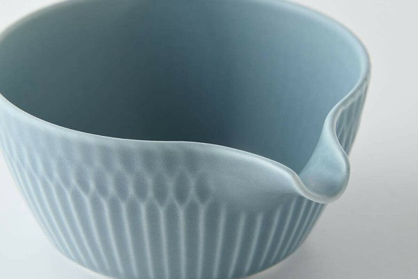 小田陶器：さざなみデザイン磁器注ぎ口付きボウル（ダークブルー） 小田陶器さざなみ片口小鉢（ブルーグレー）