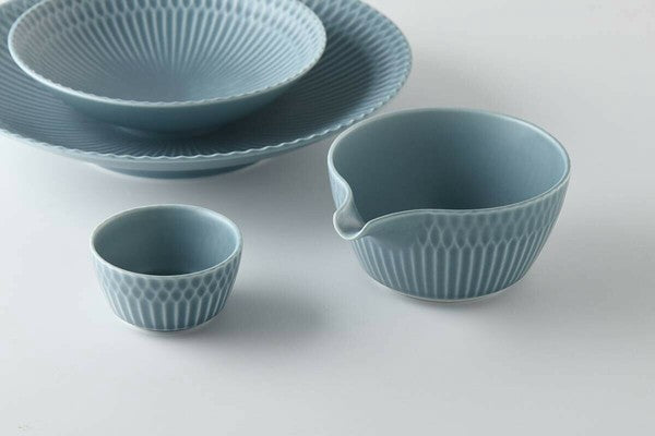 小田陶器：さざなみデザイン磁器注ぎ口付きボウル（ダークブルー） 小田陶器さざなみ片口小鉢（ブルーグレー）