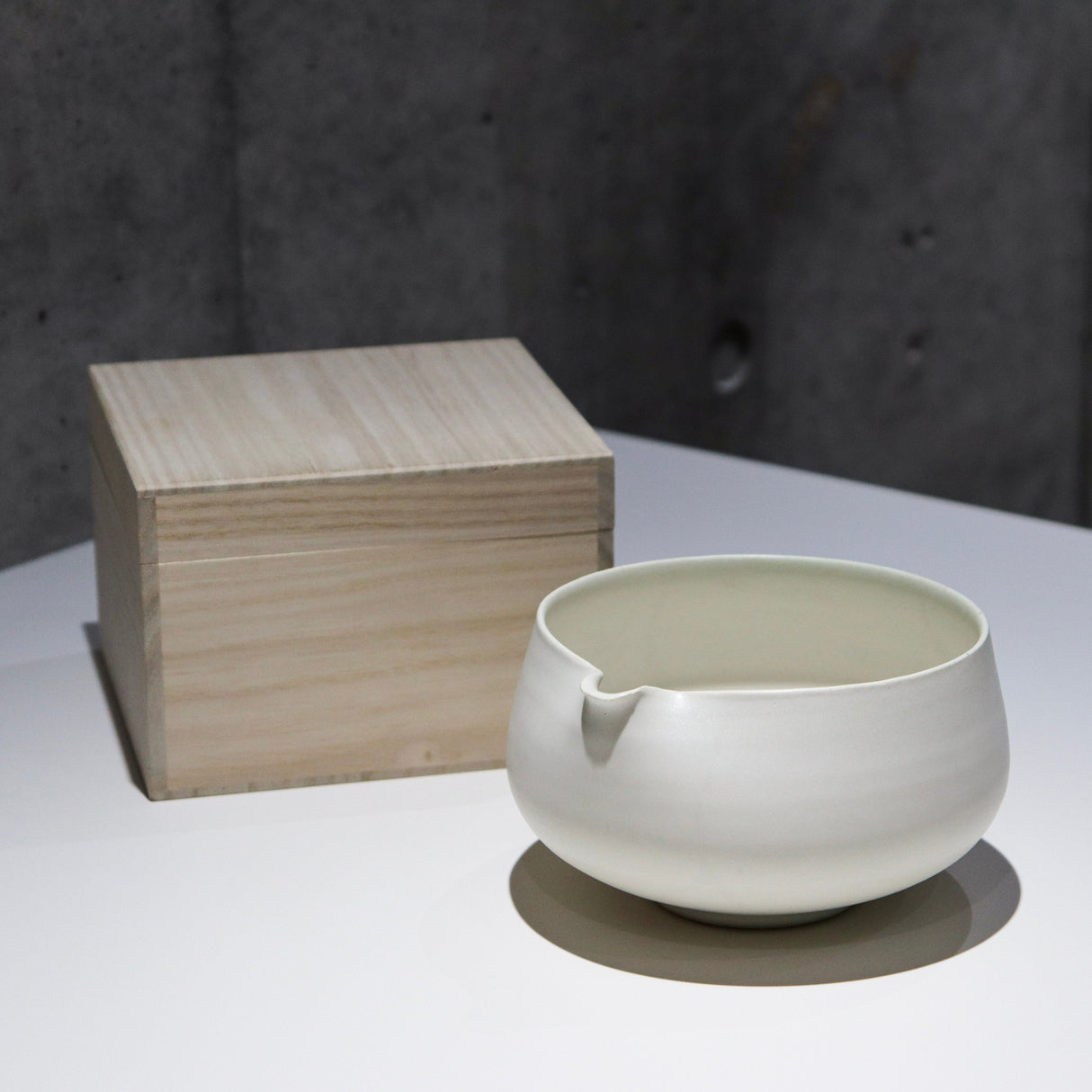 Emui × YUNOMI / YOIN (余韻) Matcha Pouring Bowl (Handmade Ceramic / 桐箱入りユノミオリジナル)
