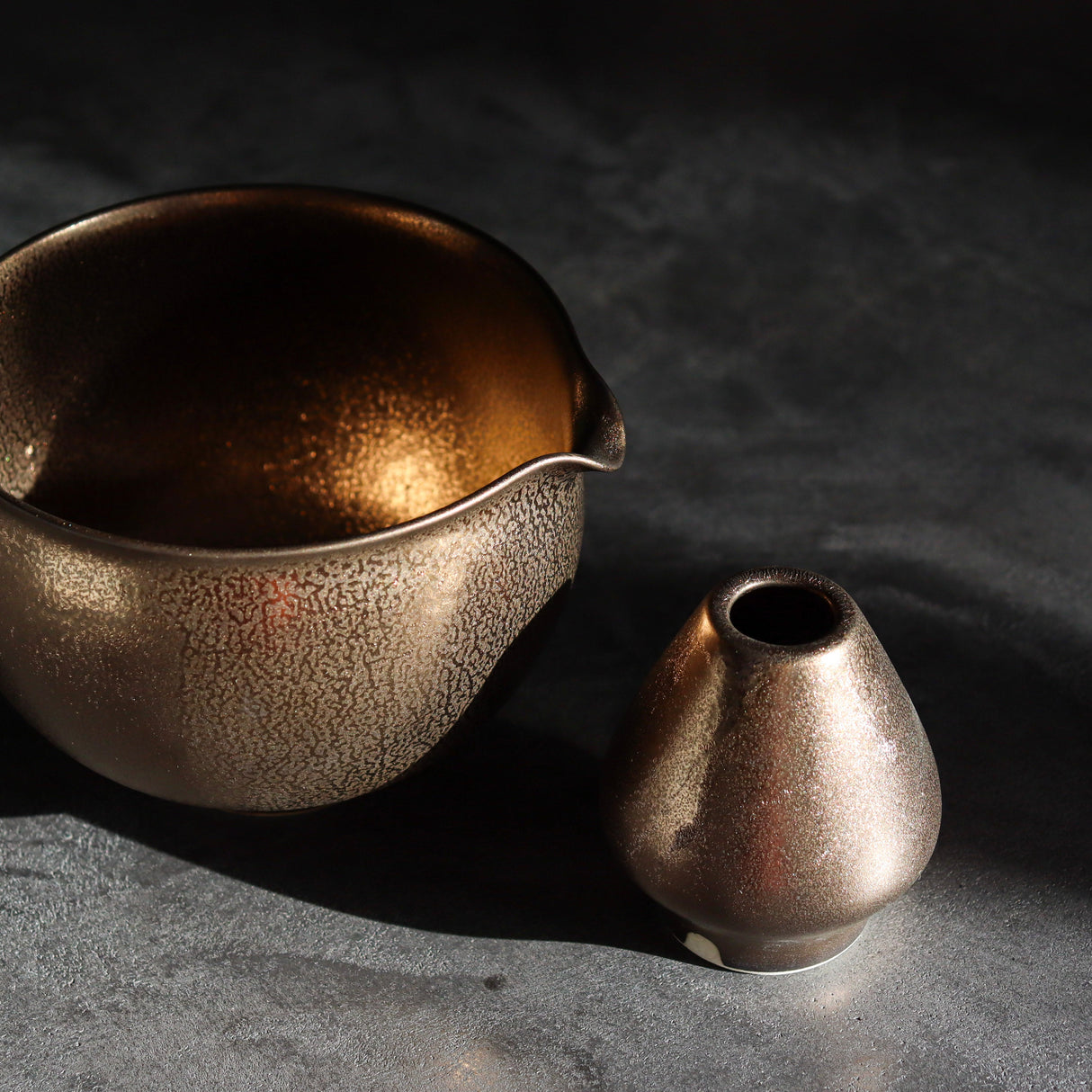 Kiwakoto Suikaen Gold Matcha Pouring Bowl & Whisk Stand Set 片口抹茶碗と茶筅直しセット ゴールド