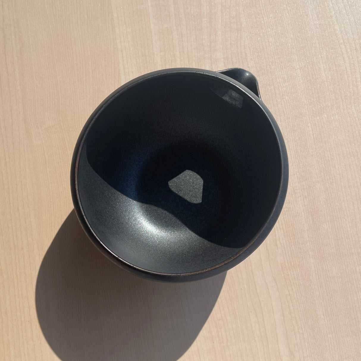 Origami Tea - Pour Sumi - Minoyaki Porcelain Matcha Bowl with Pouring Lip　抹茶碗ポア 炭ブラック top view