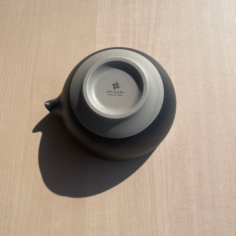 Origami Tea - Pour Sumi - Minoyaki Porcelain Matcha Bowl with Pouring Lip　抹茶碗ポア 炭ブラック back yumenet.live