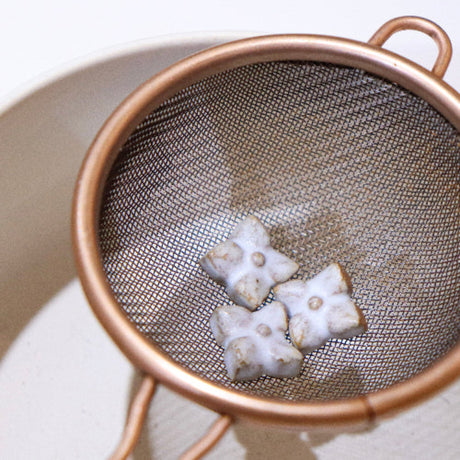 Tamasa (玉彩) ー Ceramic Matcha Sifting Beads White 2