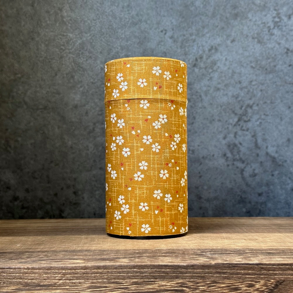奥村製罐：茶筒 布製（煎茶175g用）、デザイン：さくらブラウン