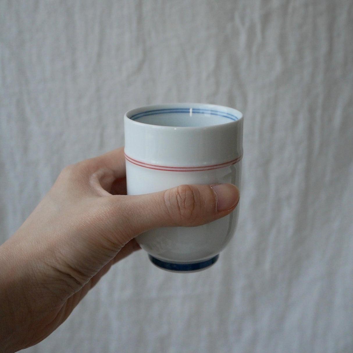 Saikai Ceramics: Red Trim, White Porcelain Yunomi Tea Cup with Blue Accents 150 ml - yumenet.live